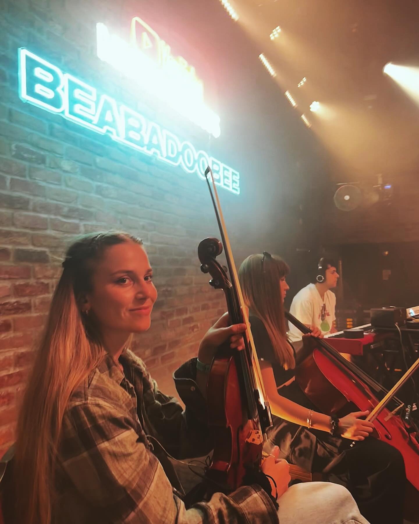 Absolute pleasure to play alongside @radvxz her band made up of this truly top-notch team 🙏🏼 at @lafayettelondon last week ❤️&zwj;🔥

@klaraschumann 
@kourosh.ahmadi.violin 
@olivia.danielewicz 
@soundofandy 
@reubengotto 
@maxwellcooke 
@caruso.lu