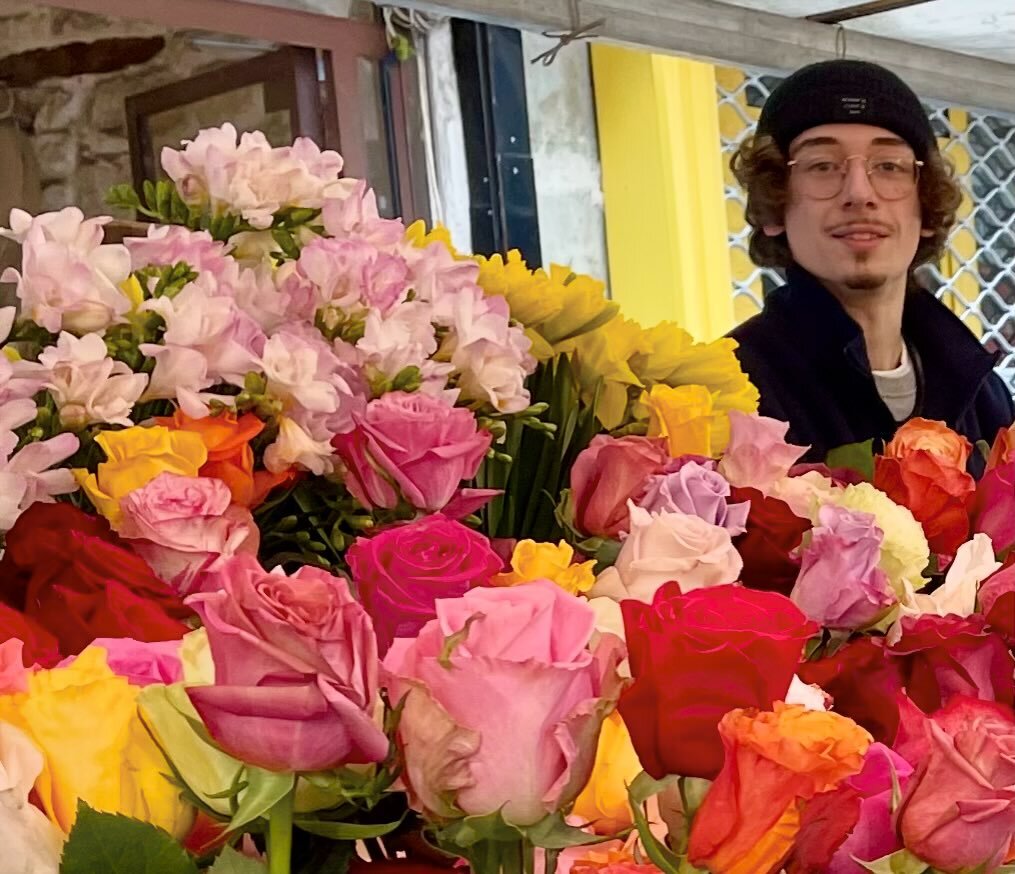 #happyvalentinesday from the #flower vendor at the March&eacute; Aligre in Paris!
#flower #fleurs #parislovers #love #valentines #france