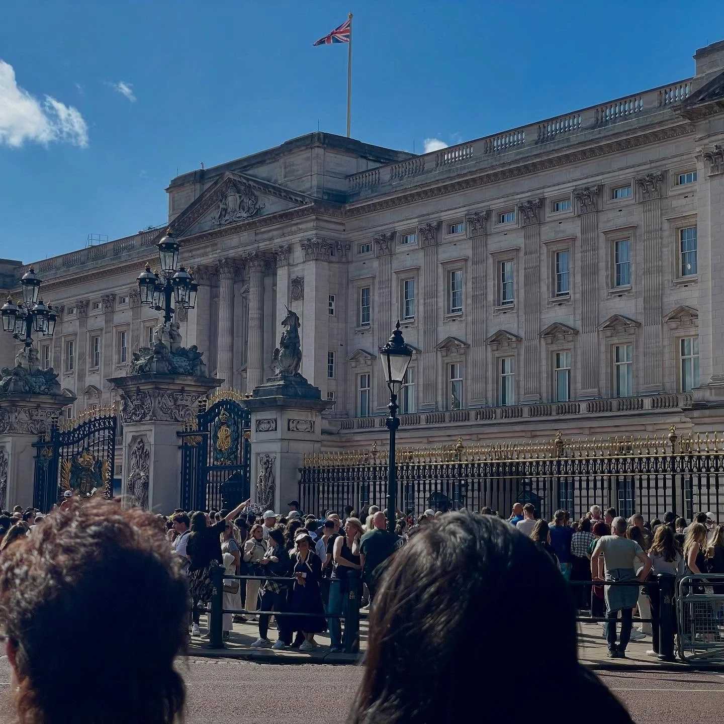 Always a treat to watch the changing of the guards at #buckingham #palace. The #pageantry is so lovely. The #king was in, this particular morning.

#london #royal #london🇬🇧