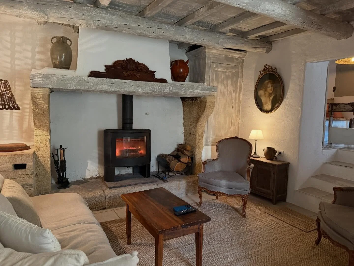 Down in the #southoffrance now where it is chilly and the #mistral is blowing. A nice #fire in our #petite #salon and a #lightdinner is perfect.

I am still #challenged with my #induction cooktop but I managed to make a #truffle #butter #cream pasta 