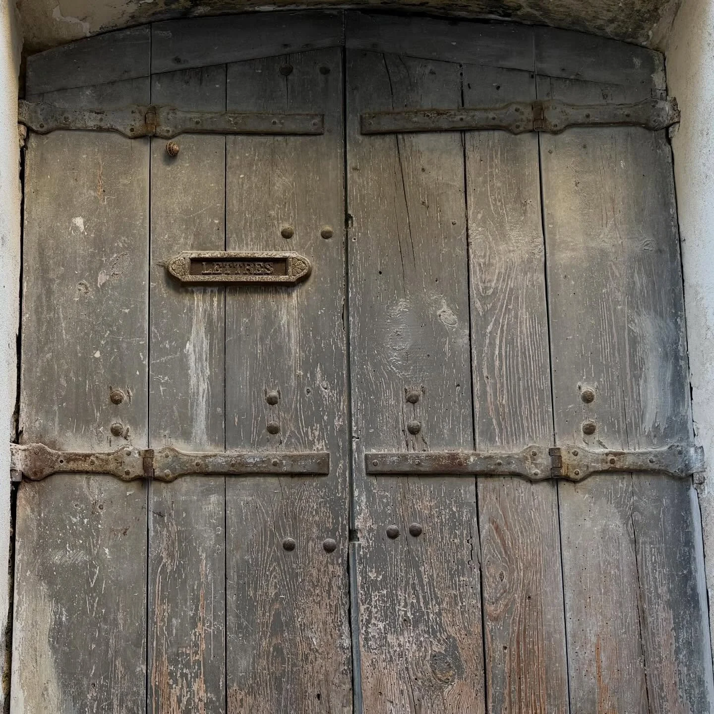 Happy to be back in #uzes once again where #historical ambience meets #modernlife and the #living is all in the #details.

#occitane #gard #frenchcountryliving
#beautyisinthedetails #simplicity #sudfrance #winterbeauty