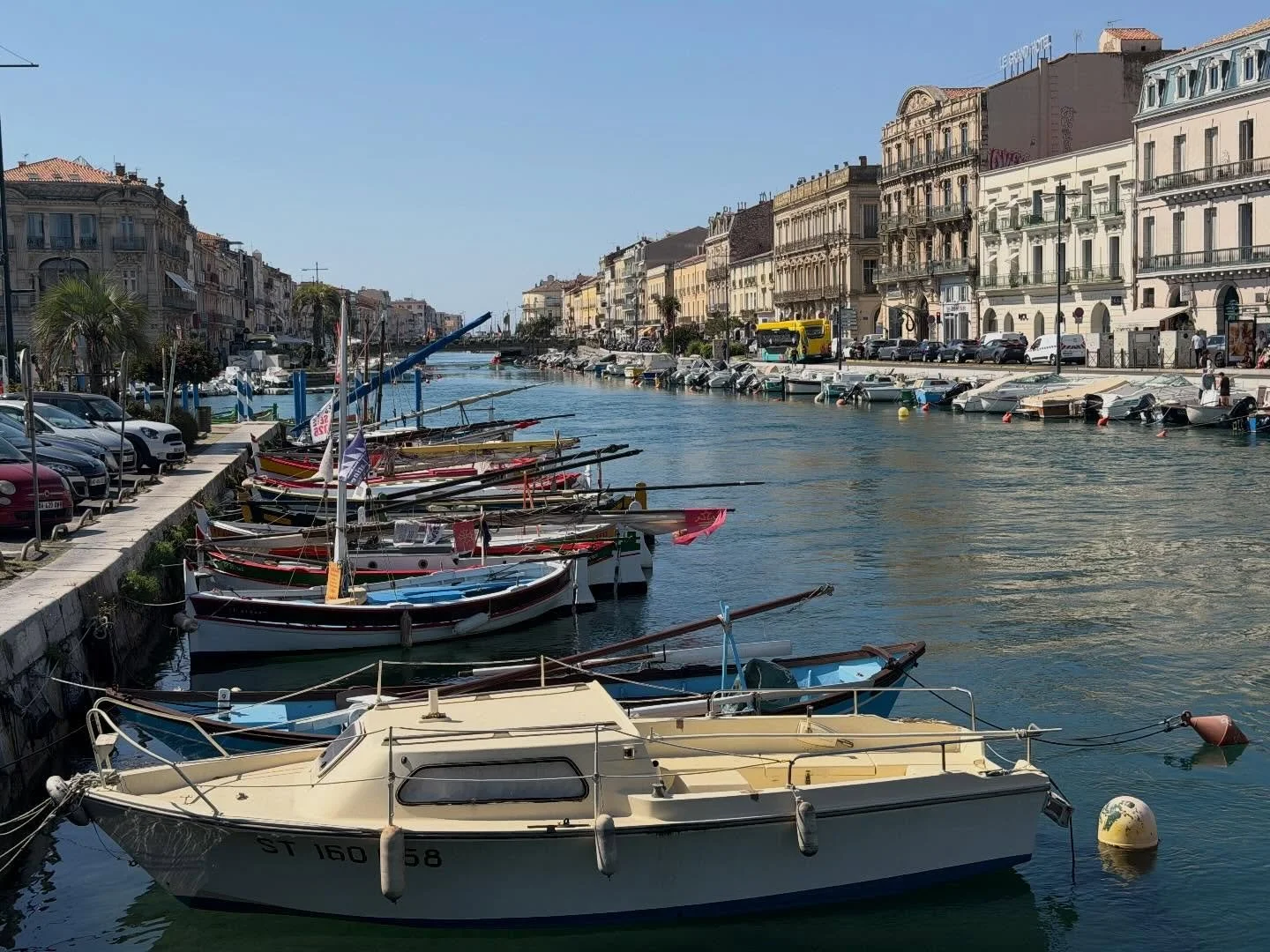 Enjoyed a visit to #sete a beautiful port town full of canals, boats, and seafood. Situated between the Mediterranean and the famous lagoon, Etang d&rsquo;Thau, known for cultivating #oysters and shellfish.

Les Halle&rsquo;s is an incredible open fo