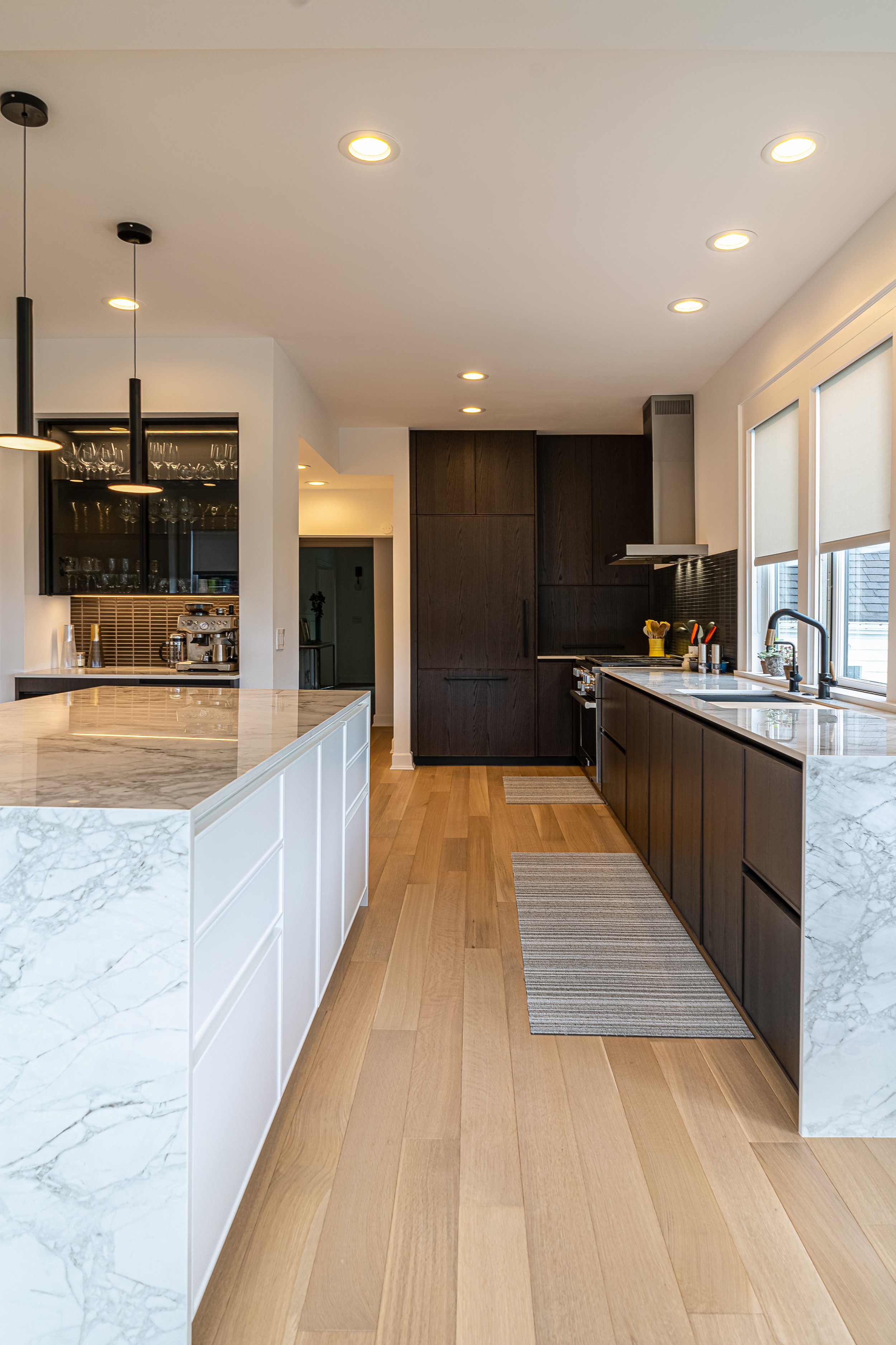 PEDINI Quadra 10 Kitchen in Oak Veneer and white Matte Lacquer; Dekton Bergen Countertop