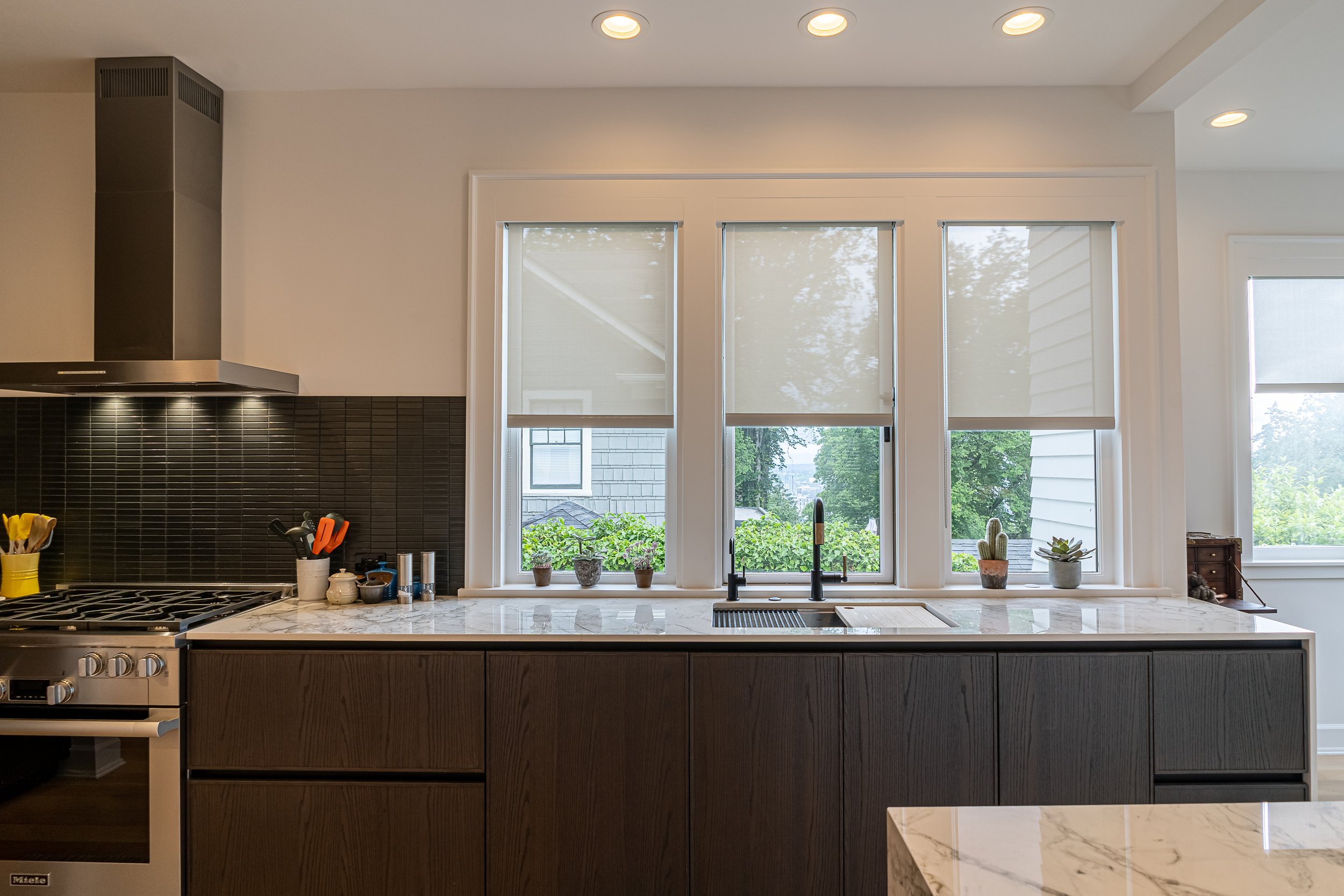 PEDINI Quadra 10 Kitchen in Oak Veneer and Dekton Bergen Countertop