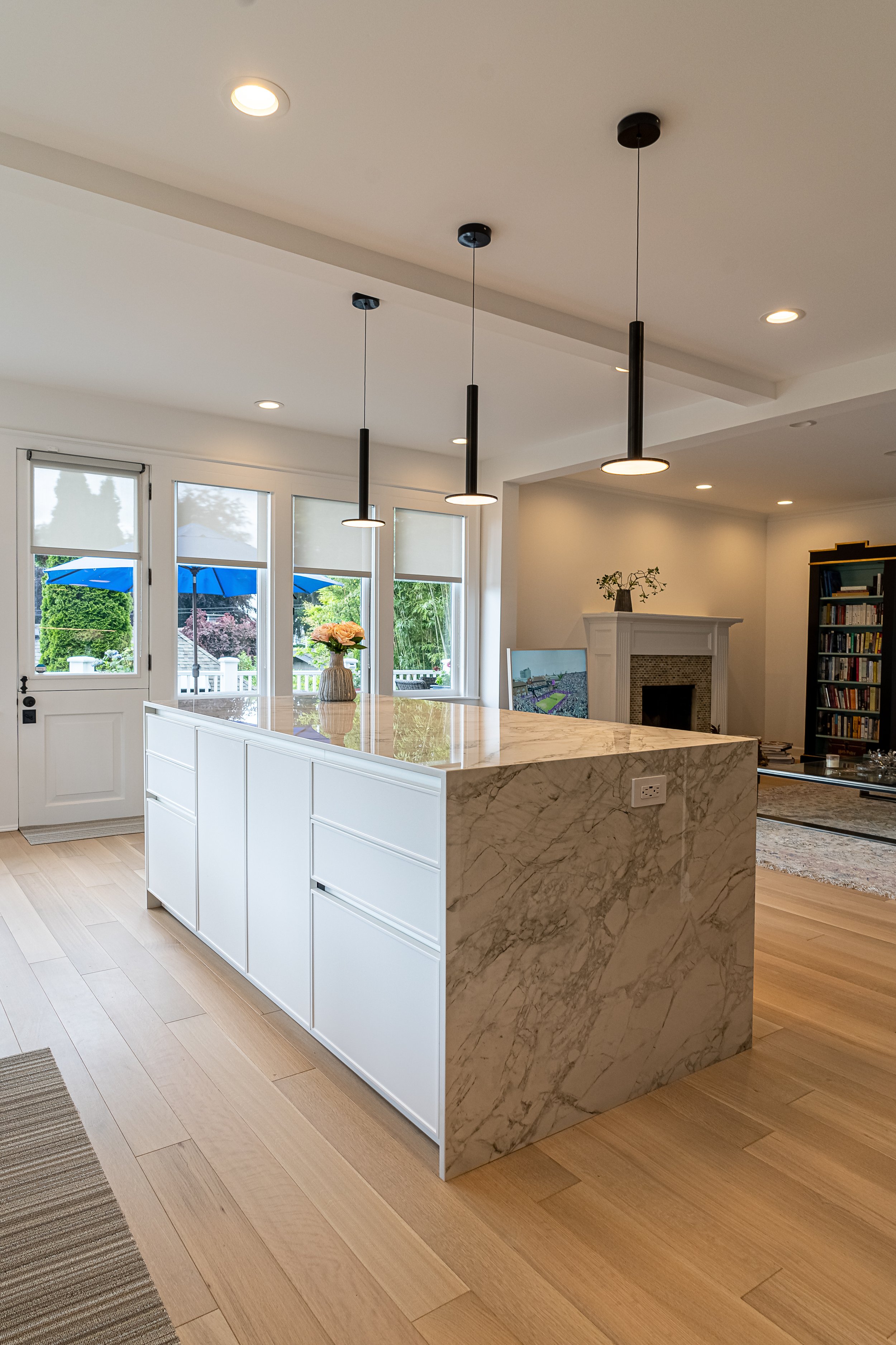 PEDINI Quadra 10 Kitchen in Oak Veneer and white Matte Lacquer