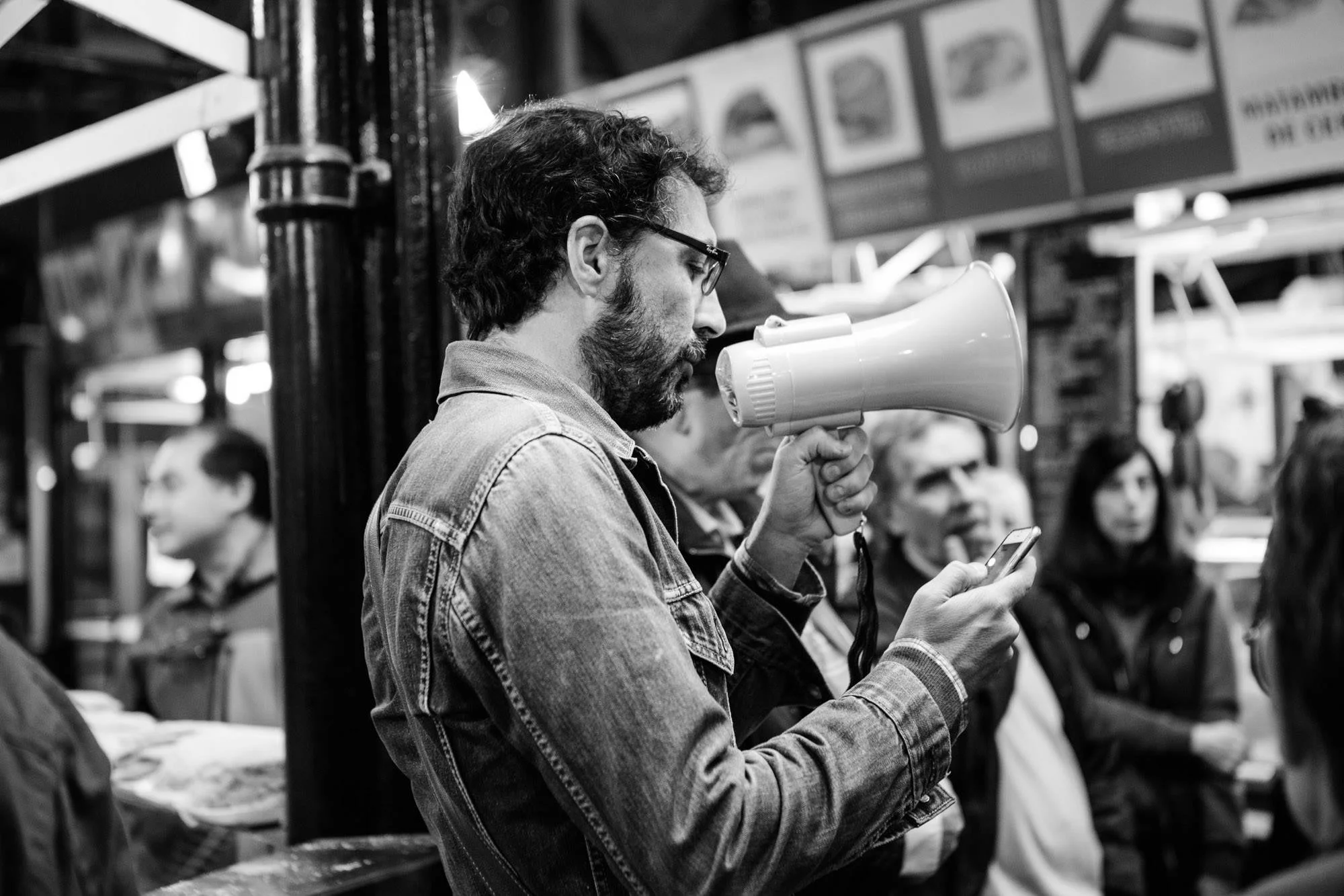 Poet Mariano Rolando Andrade reading aloud some of his verses in popular market Mercado del Progreso on the second day of the FIP International Festival of Poetry of Buenos Aires (June 14-18, 2017). Photo credit: Manuela Uribe 