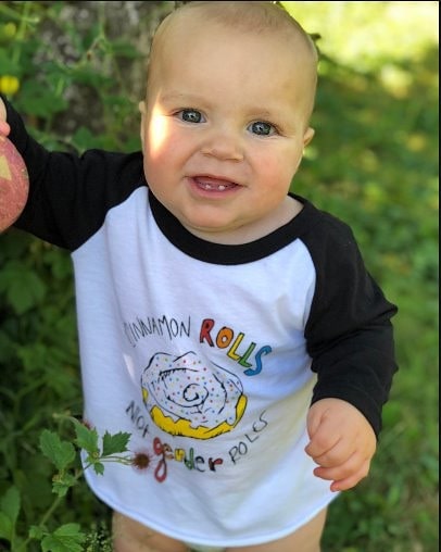 need a monday morning pick-me-up? ☕ look at that angelic face and try not to smile back! 🖤 we have a little something for the whole family: sweet Levi is rocking our cinnamon rolls not gender roles baseball tee. 🍼❤️🧡💛💚💙💜🖤
.
.
.
#dfrntpigeon #