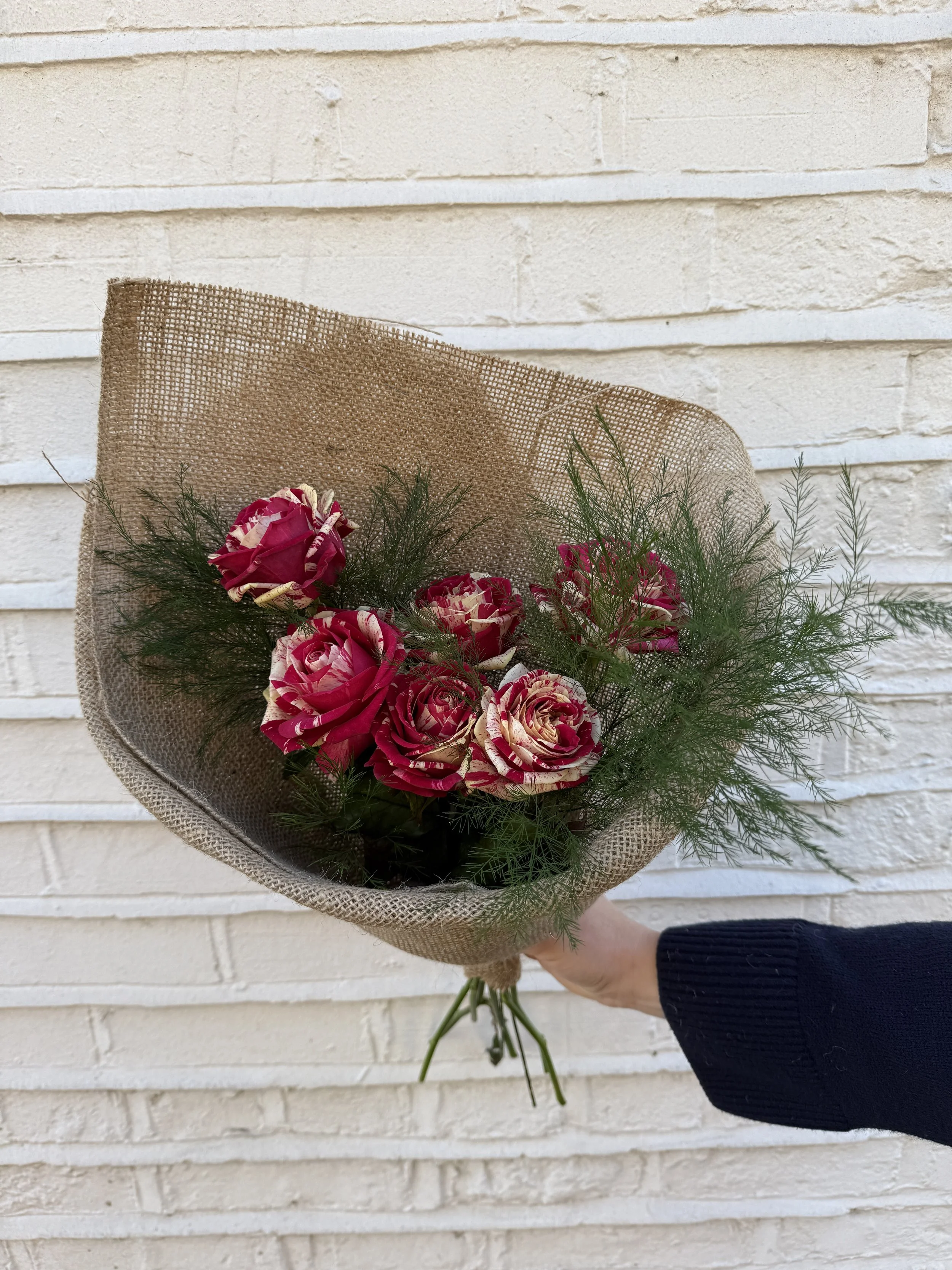 6 Marbled Rose/Fern Posy