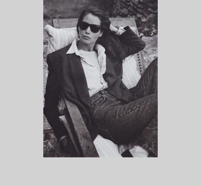 Nineties super model Christy Turlington works the pinnacle of the decade’s I’m-too-cool-to-care vibe: Slouchy boyfriend blazer and shirt, Levi’s, white socks, loafers, Wayfarers and great hair. We want this look right now!