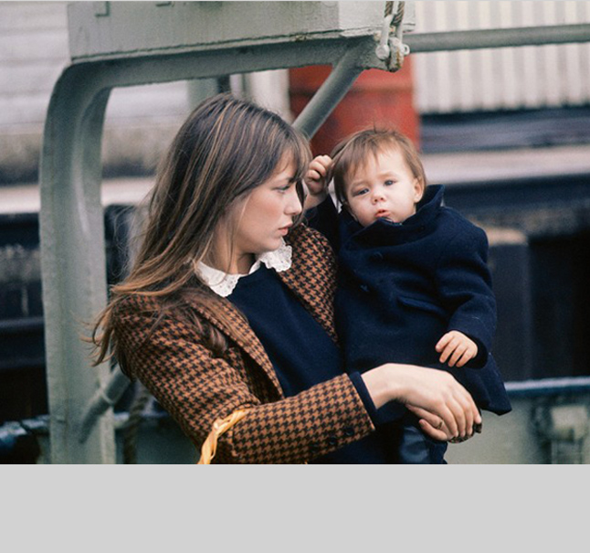 Jane Birkin brings schoolgirl chic to the playground in the 1960’s, layering a houndstooth blazer over a sweater and Peter Pan collar. #gamine