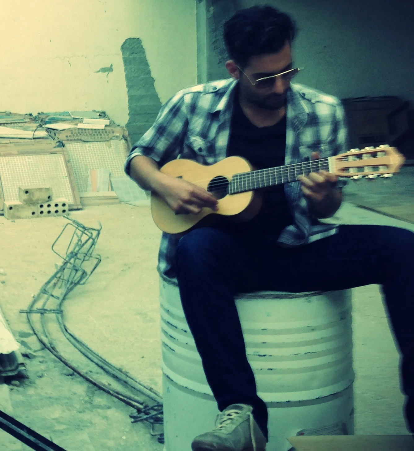 azizguitalele copy.jpg