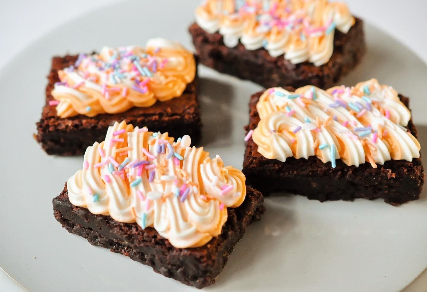 Some moms are all about flowers and pretty cakes, some are all about fudgy brownies with swirly icing and sprinkles. We love you both equally. Find these and other perfect treats for Mother's Day at the link in bio!