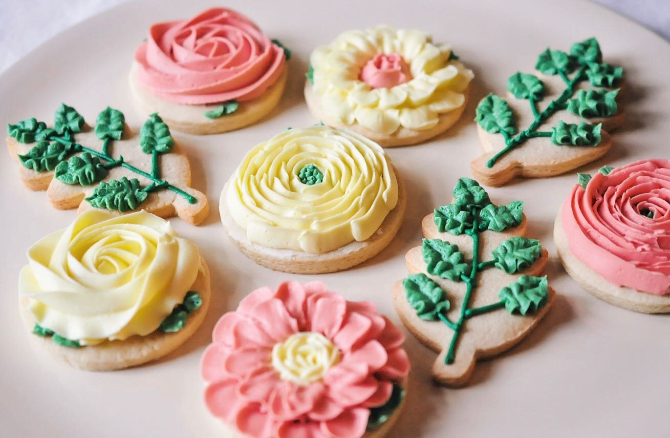 This little sugar cookie bouquet might just be the prettiest (and yummiest!) bunch of flowers you'll ever give. One week left to order for Mother's Day...link's in our bio!