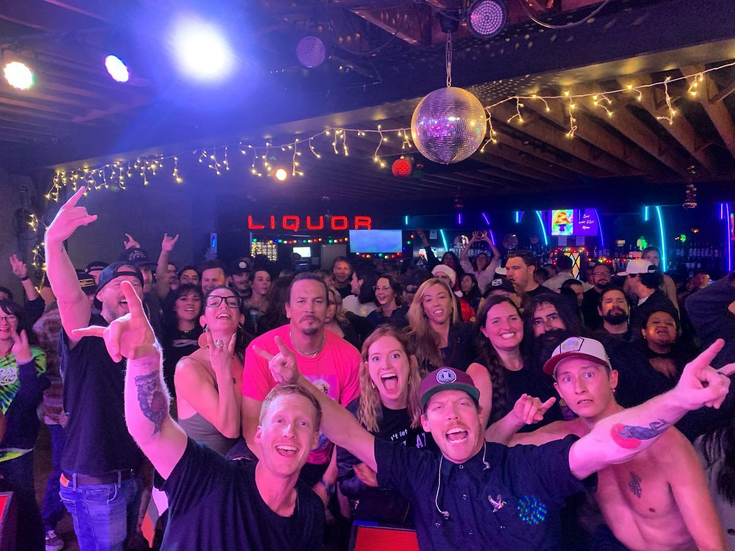 Damn OB! What a night. Way to pack the place! WE LOVE YOU RESINATION! 🫶🏼🫶🏼🤘🏼🤘🏼

Big shout out to @pipedownofficial, @thisisanora, @krystal_dyer_the_artist and the whole crew at @winstonsob. Y&rsquo;all killed it! 

#oceanbeach #theresinators 