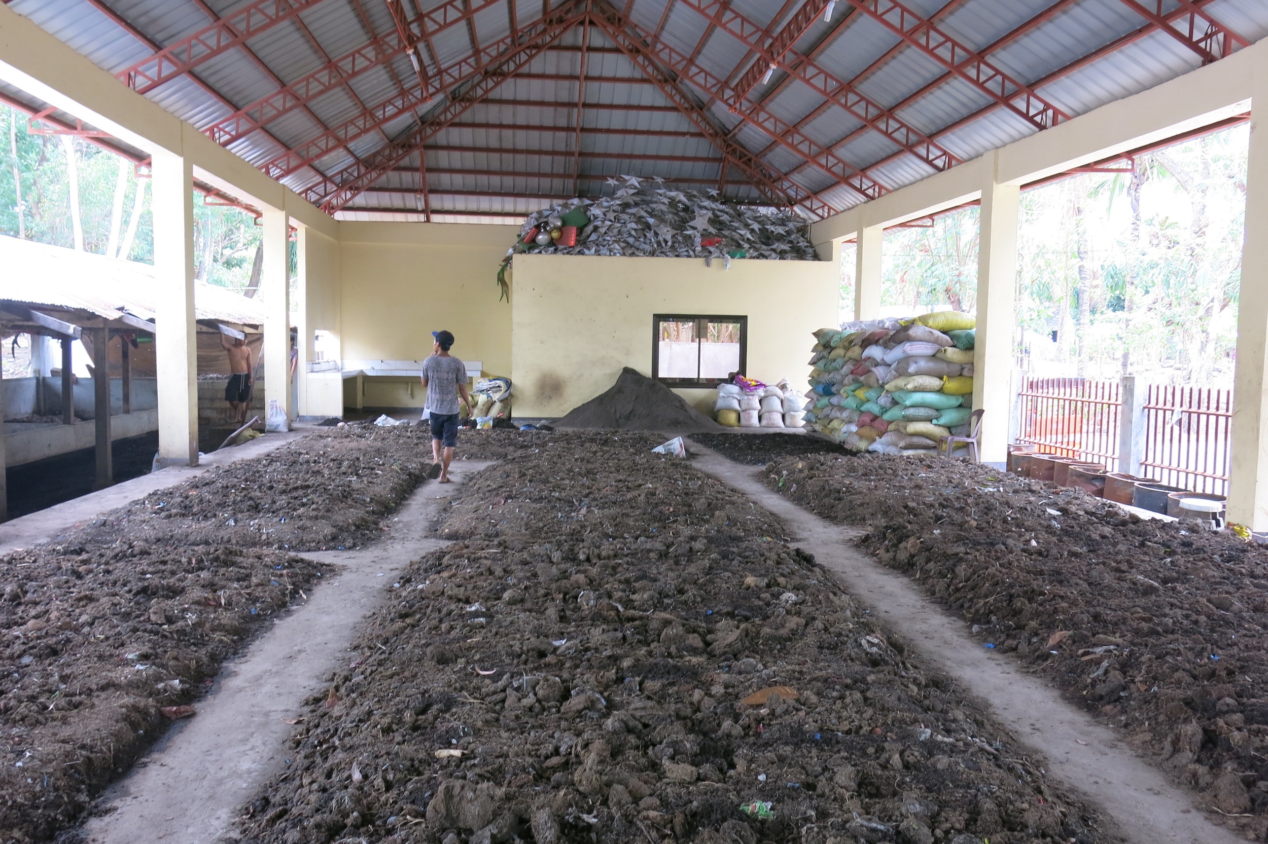 Biodegradable waste from agriculture and the organic market is collected by MENRO and combined with manure from the slaughterhouse to make soil enhancer.