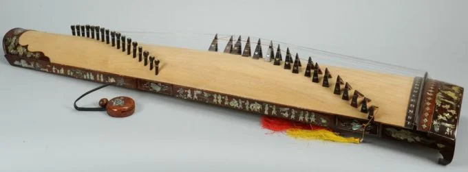 From Case Antiques , for an instrument sold in 2012. They have it mislabeled as a Chinese Guzheng... despite the Vietnamese maker's label. Used under Fair Use exception of US Copyright law.