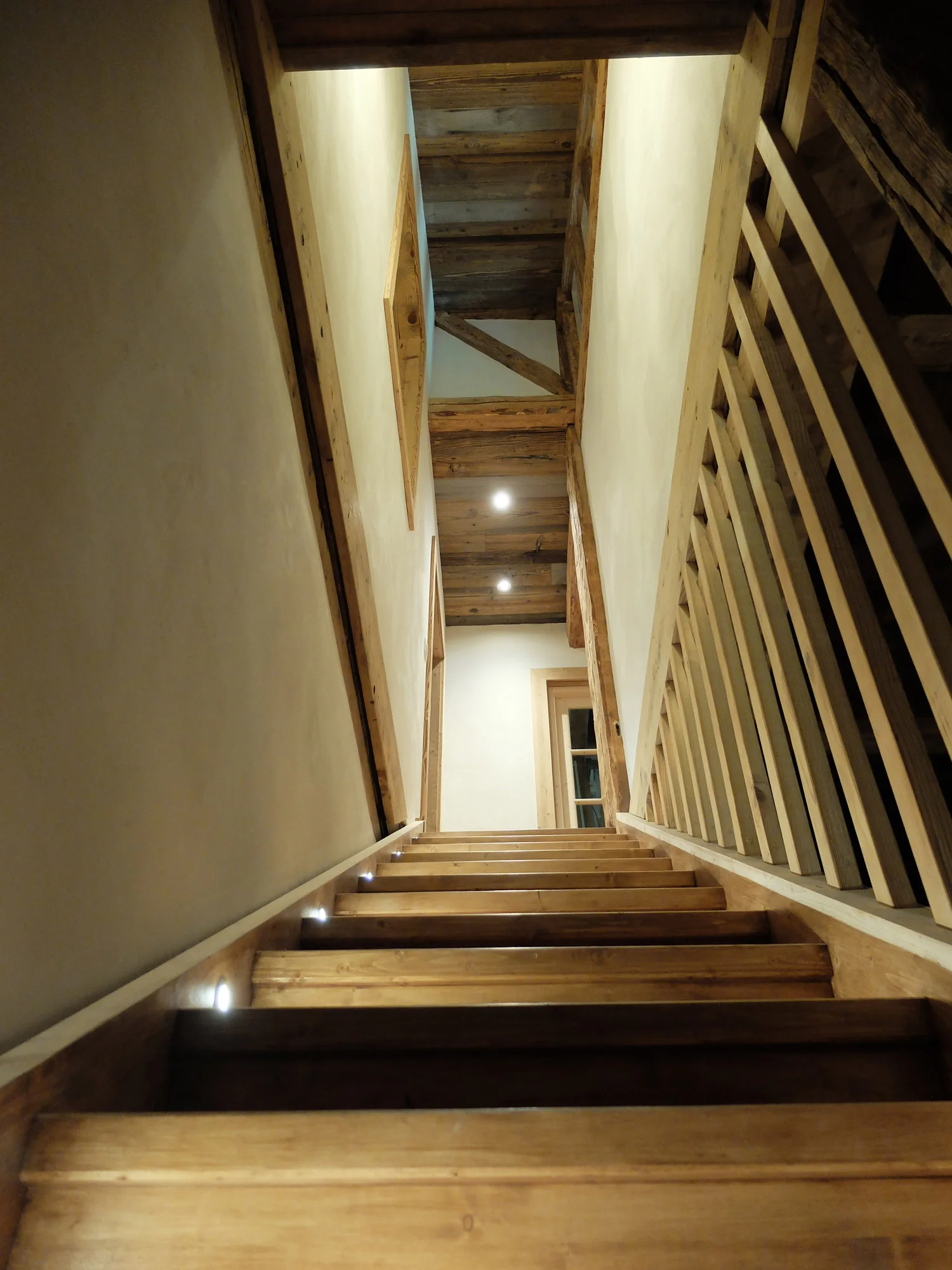 Vieux bois quarter turn staircase