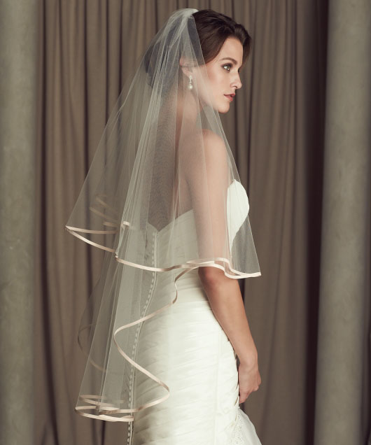 This two-tiered fingertip length has lovely detail on the edges.