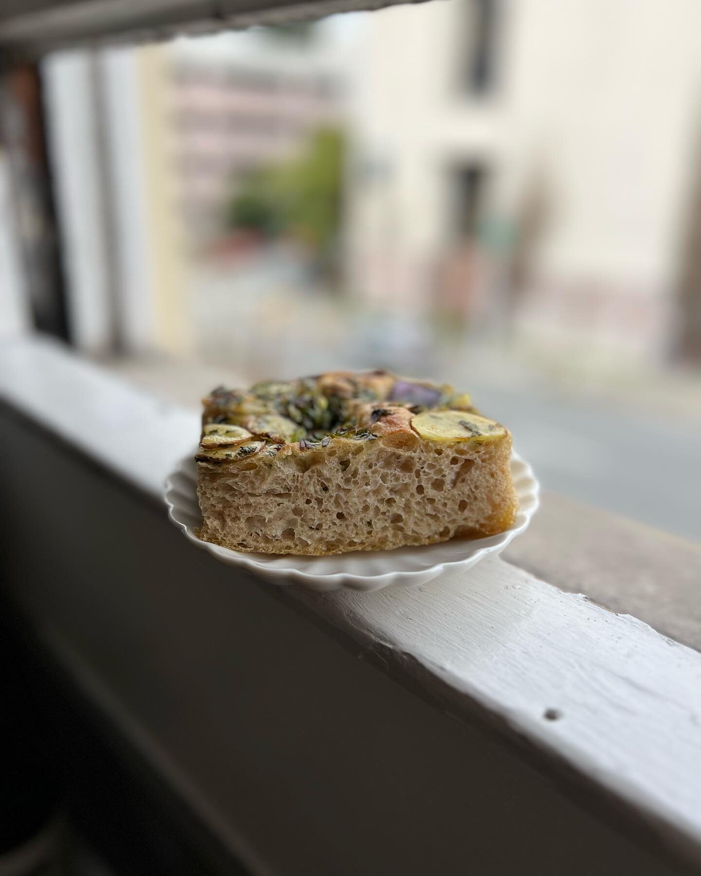 Soft red &Oslash;land doing what it does best! In the hands of an appreciative (and talented) baker, it can go far. 

Baby leeks and shallots from @bleubellefarm , fingerling potatoes from @zuckermans_farm , nestled onto focaccia made from 30% &Oslas