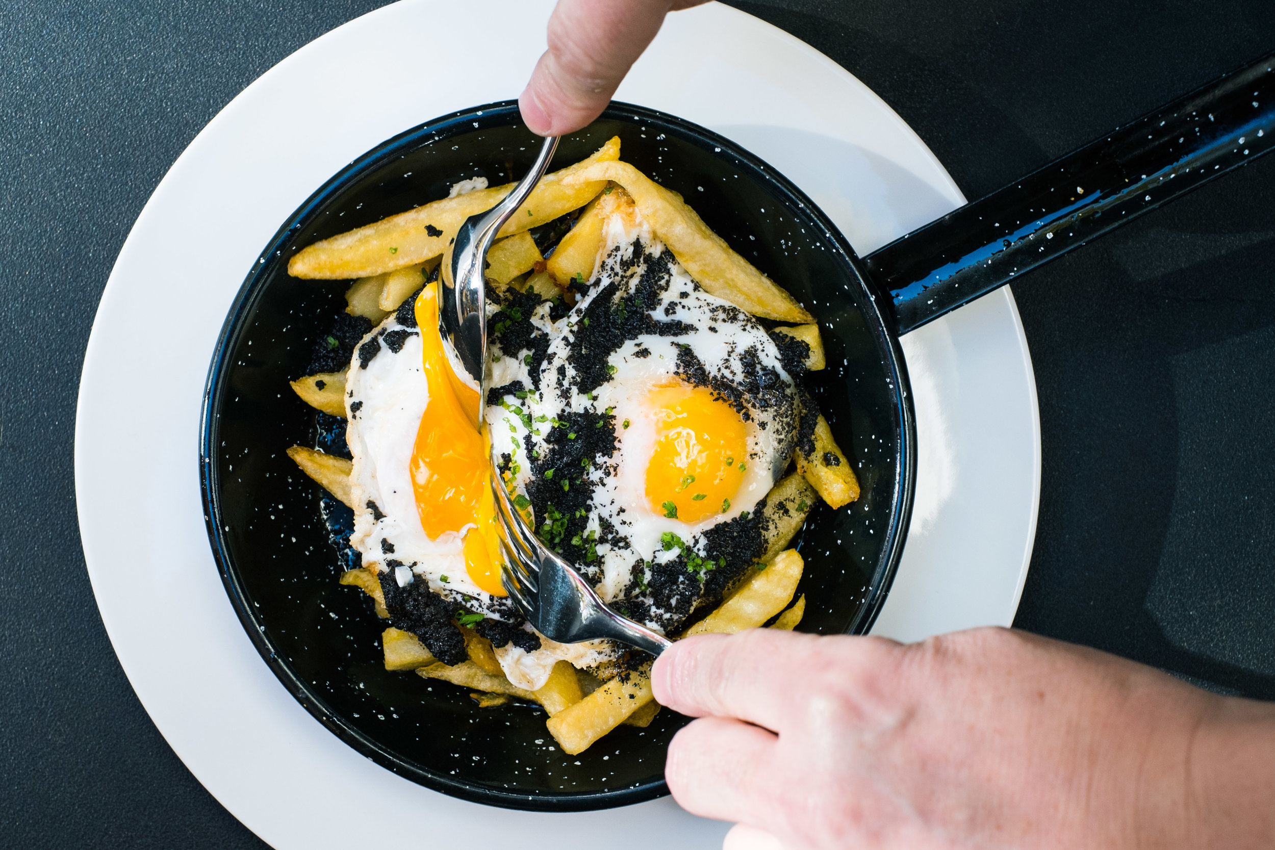 Huevos rotos con trufa.