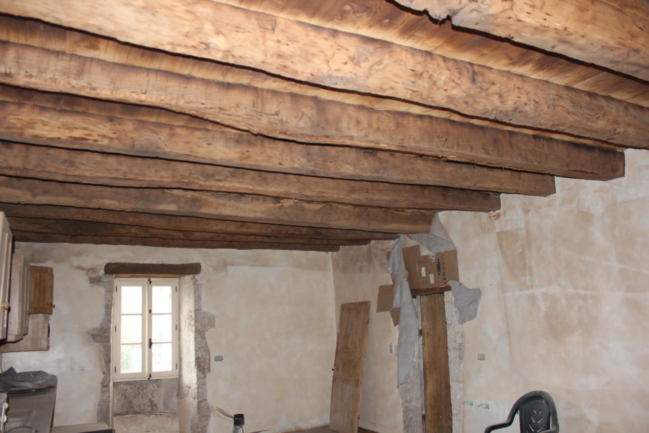 The cuisine with newly sandblasted beams.