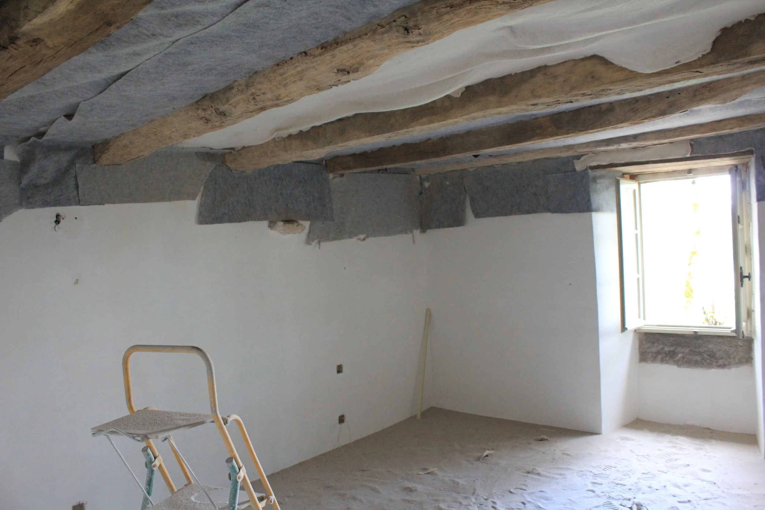 Beauville bedroom, the ceiling is being protected while the beams are sandblasted.