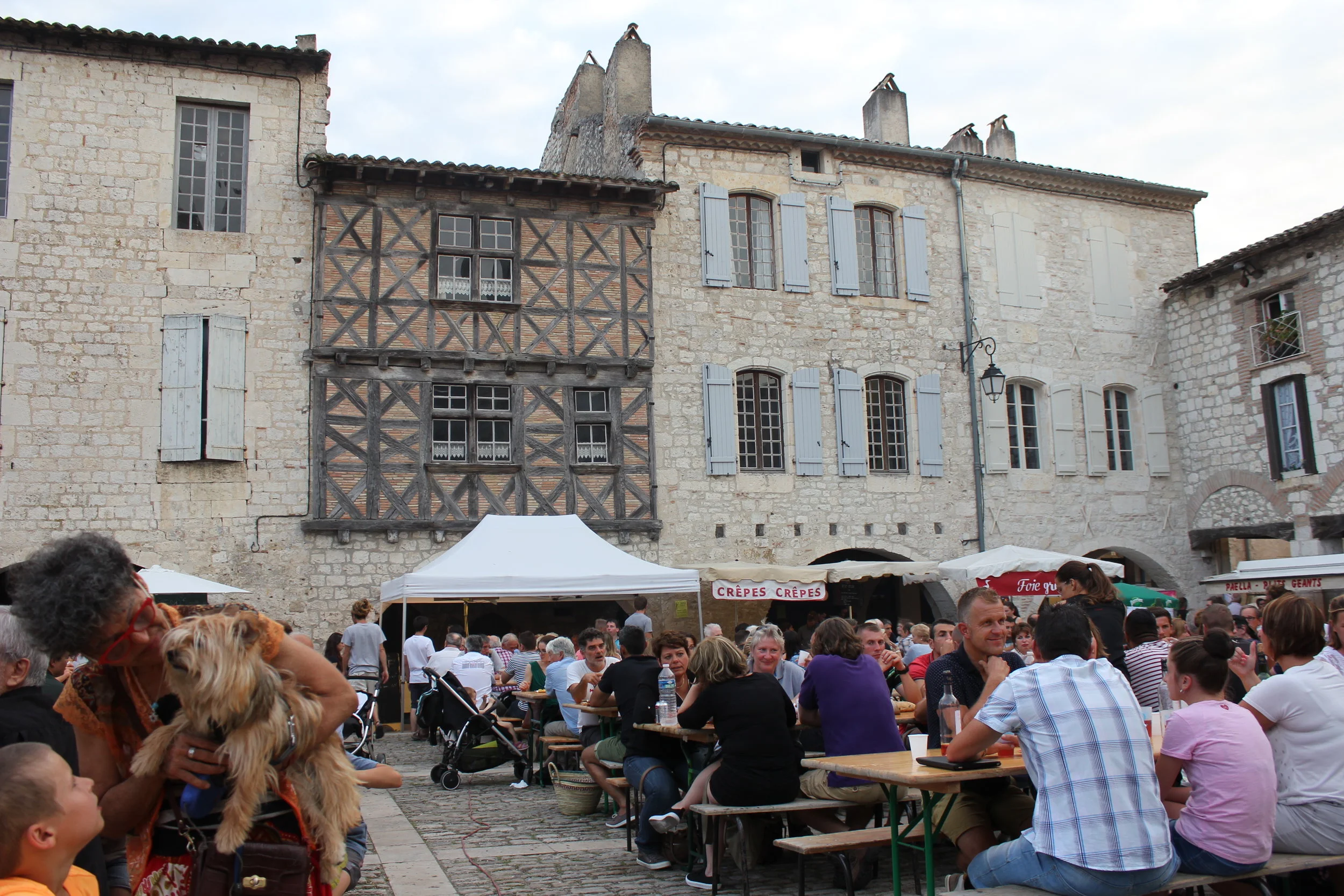 Lauzerte, Thursday night high season.