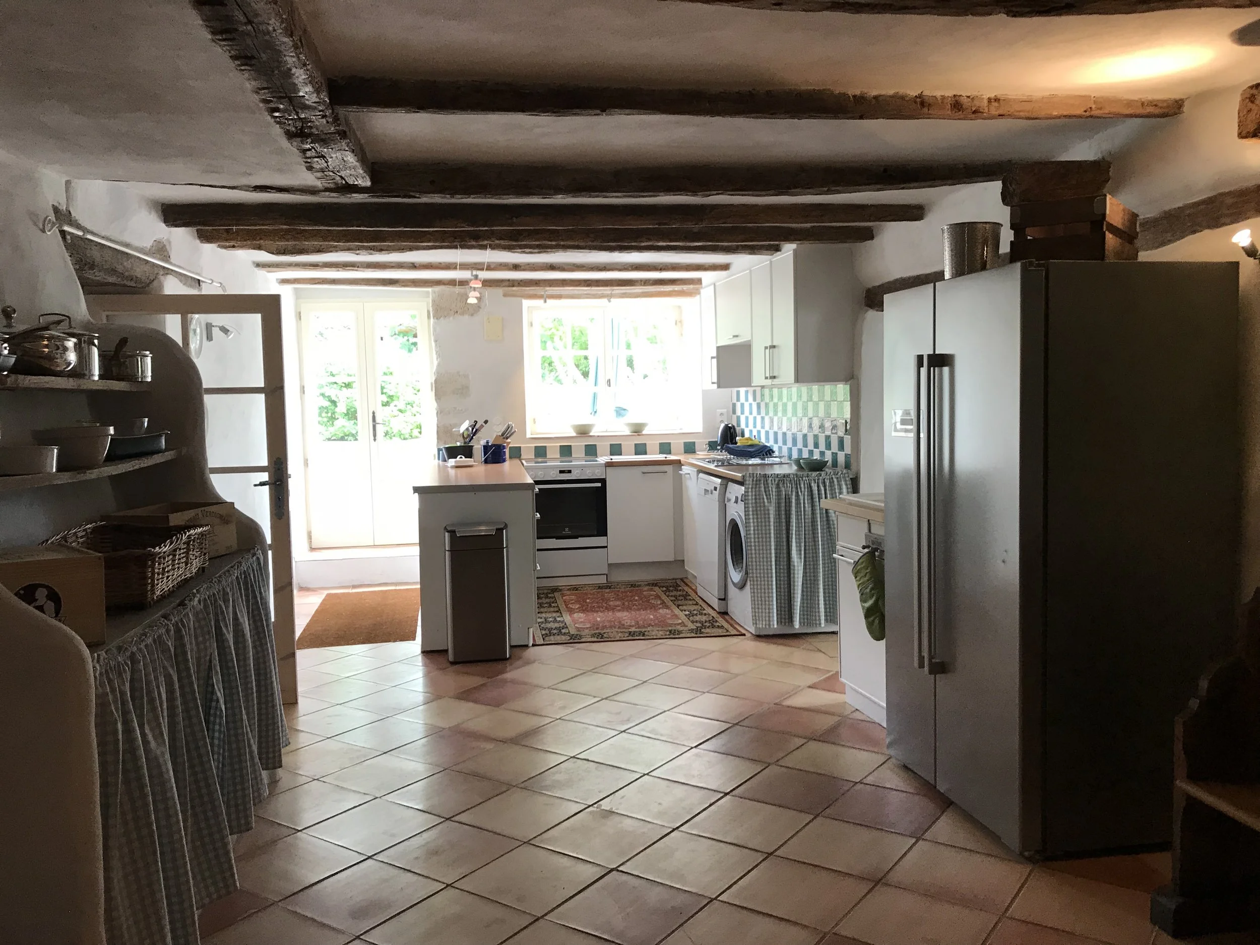 The summer kitchen. This room leads out onto the terrace. This is the second kitchen, the cuisine is on the first floor.