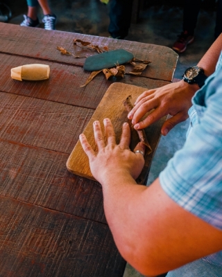 vinales_valley_cuba_tobacco_country_cigar_rolling.jpg