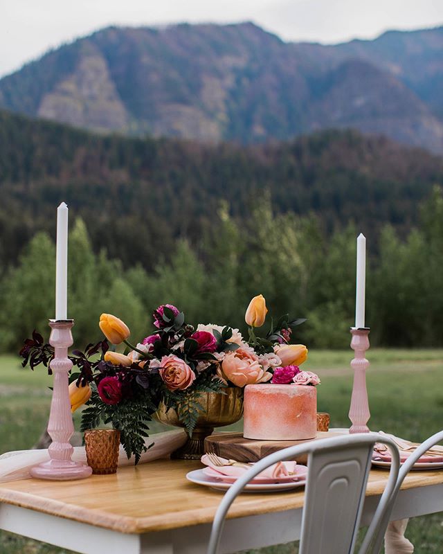 Looking forward to a little getaway this weekend to recharge. Excited to start new things when I get back... what kinds of things do you guys do to get motivated? #sarahrenardfloral #feedlove⠀⠀
Photographer: @willowcreekstudios⁣⠀⠀
Model: @faithandrey