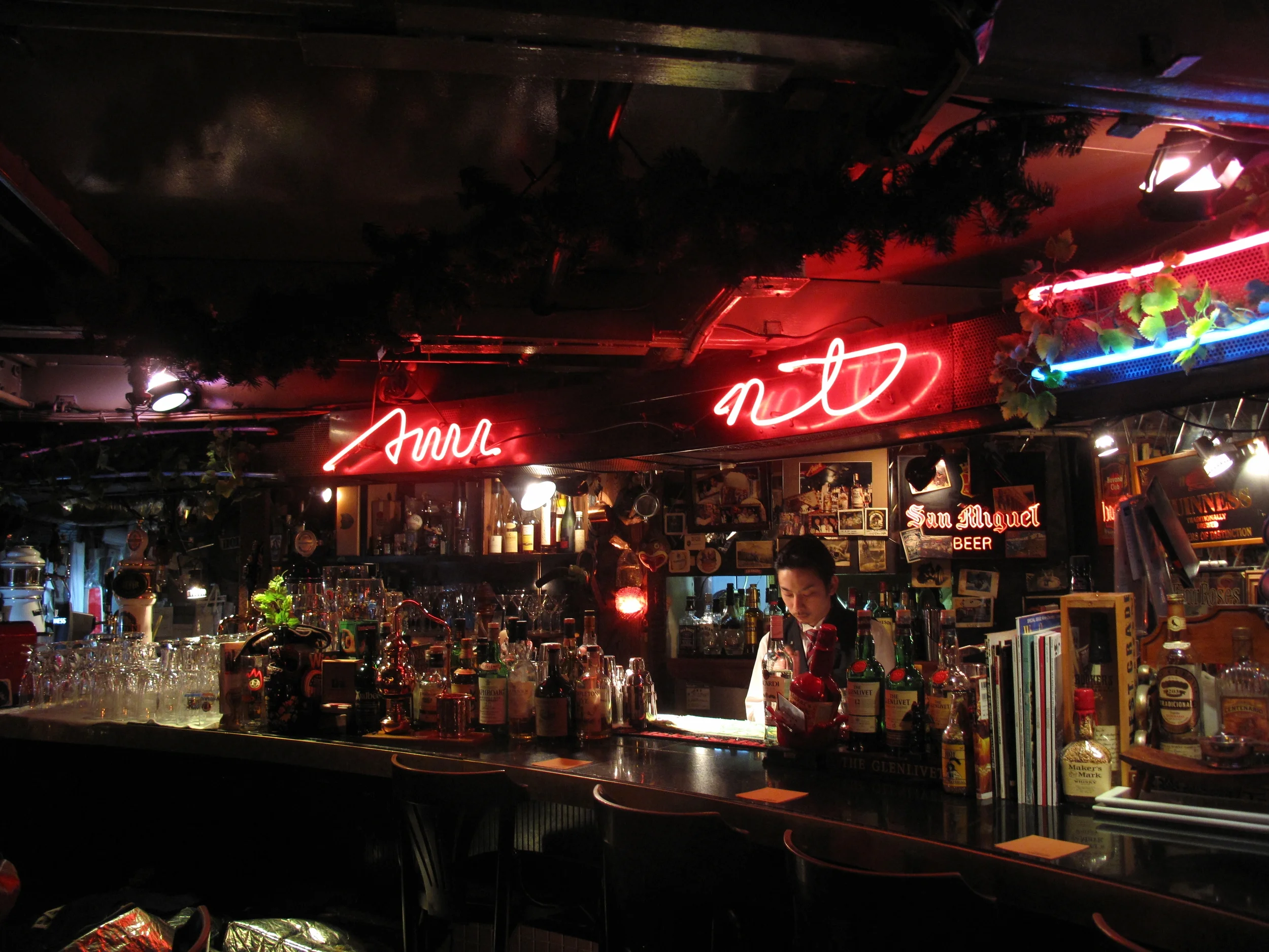  Lonely bar: Tokyo, Japan 