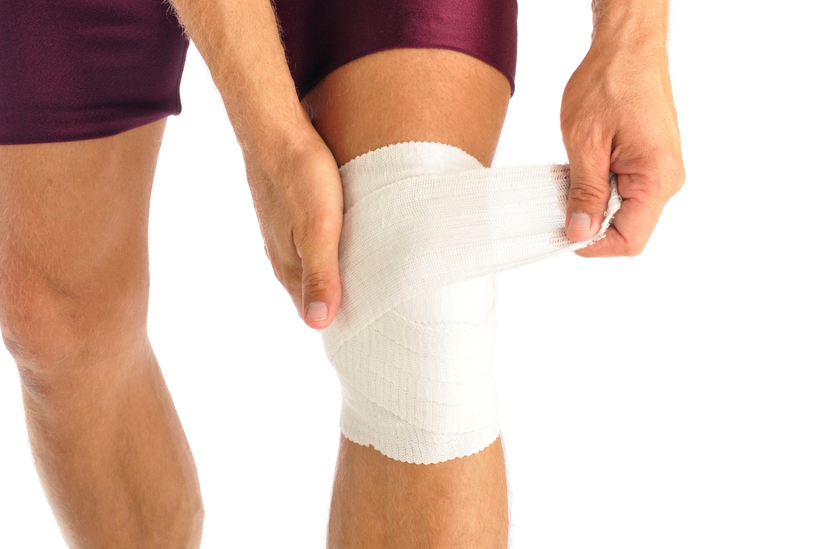Эластичные бинты после операции эндопротезирования. Растяжение коленного сустава и связки повязка. Эластичная повязка на колено. Повязка на коленный сустав при растяжении. Эластичный бинт на коленный сустав.