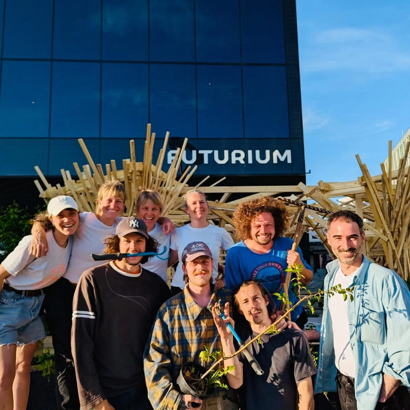 Teamwork makes the dream work 💚💚💚

Genau vor 8 Monaten 

&hellip;war es vollbracht! Die Holzkonstruktion und die Hochbeete des Superland waren fertig gestellt! Welch gro&szlig;artige Meisterleistung; Danke nochmal an alle tollen und flei&szlig;gen