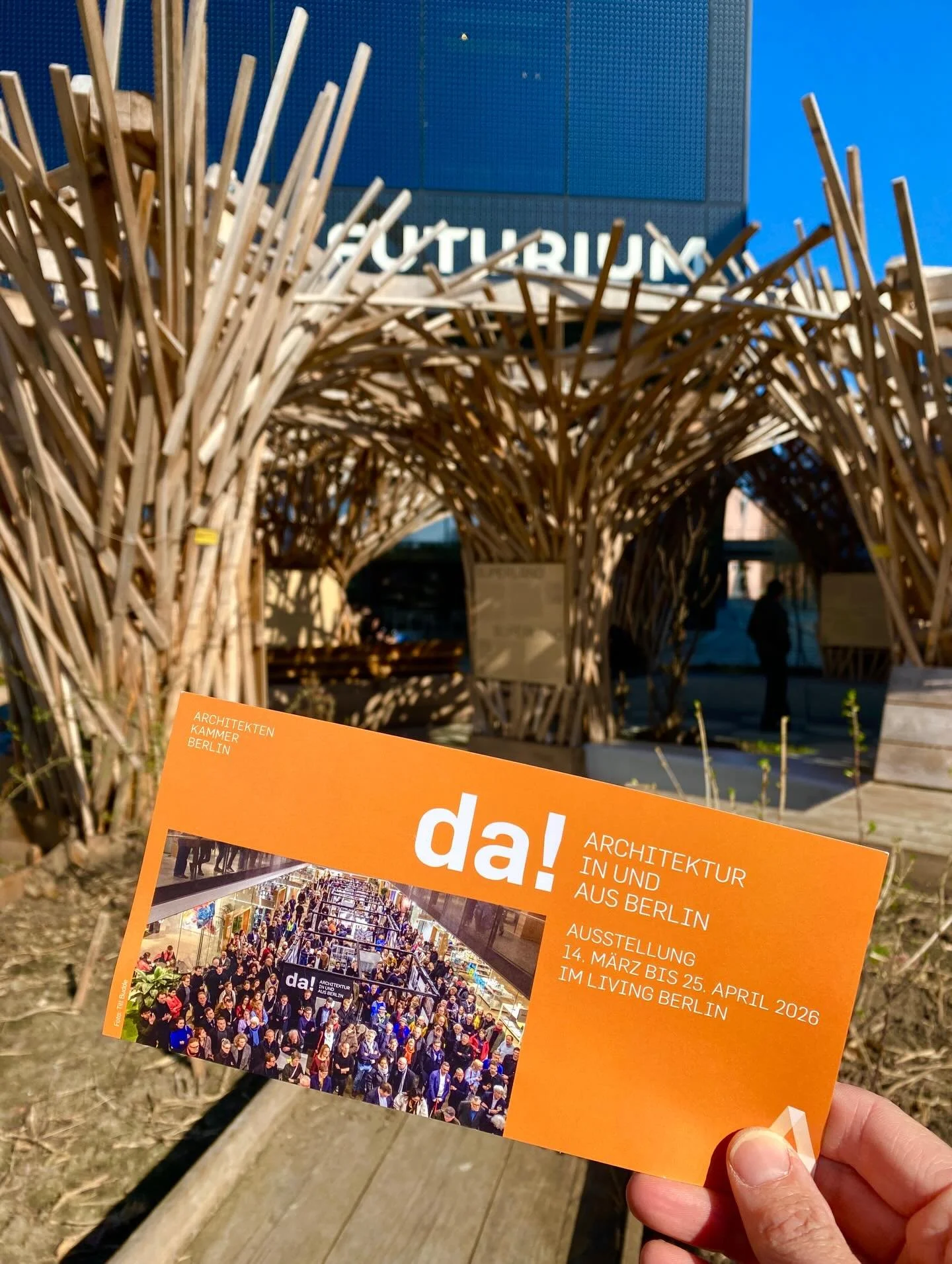 Kommt rum 🩷💚

&bdquo;da! Architektur in und aus Berlin&ldquo; 2026

Welche Antworten gibt die Architektur auf die aktuellen gesellschaftlichen und &ouml;kologischen Herausforderungen? Die Ausstellung &bdquo;da! Architektur in und aus Berlin&ldquo; 