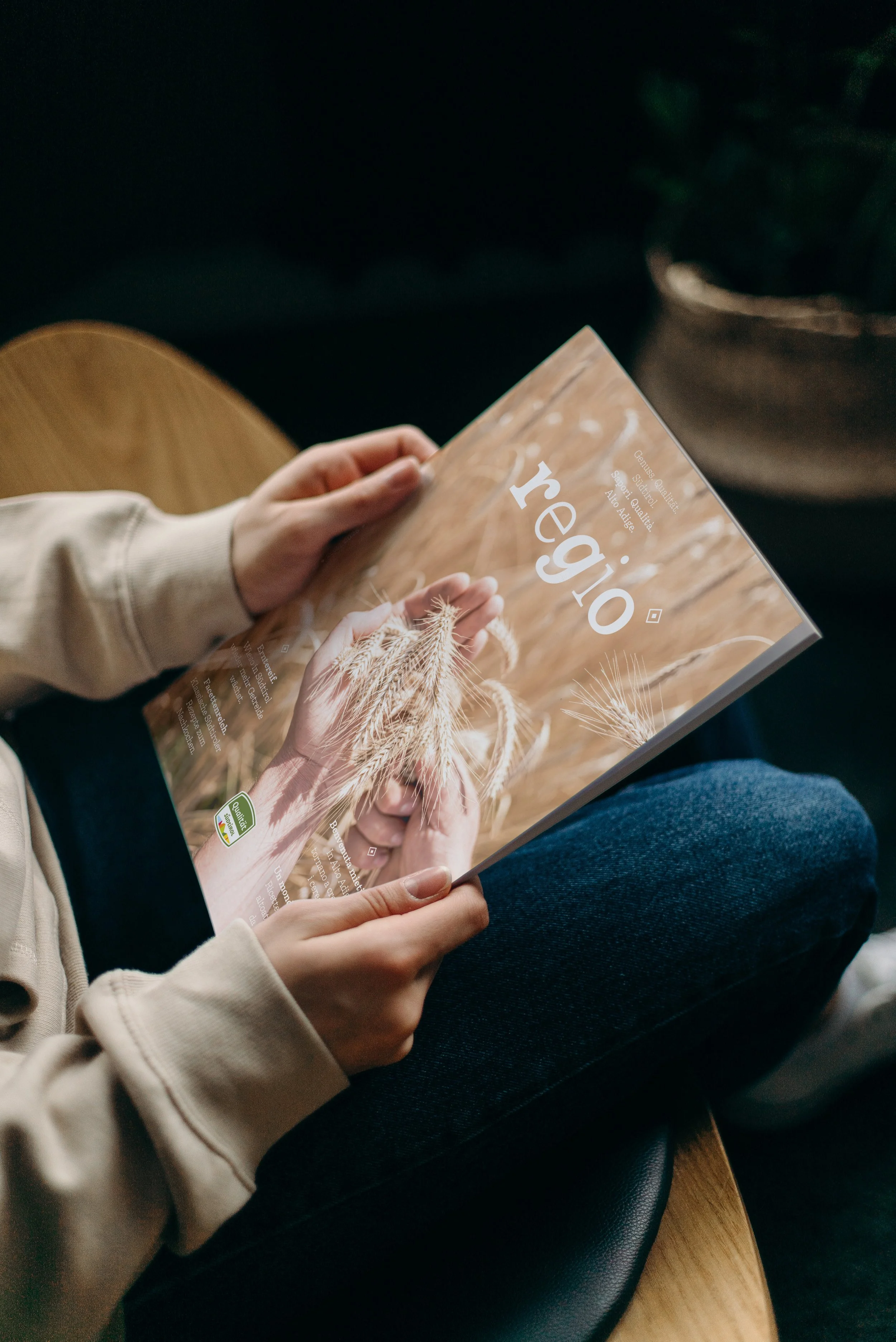 Hand Held Magazine Mockup Kopie.jpg