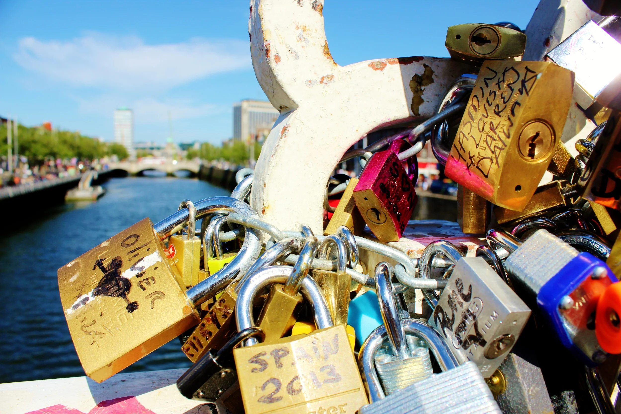  The Ha'Penny Bridge in Dublin, Ireland. A pedestrian bridge built over the River Liffey built in 1816. Love locks cover the bridge, though the Dublin City Council has started to cut the locks off. 