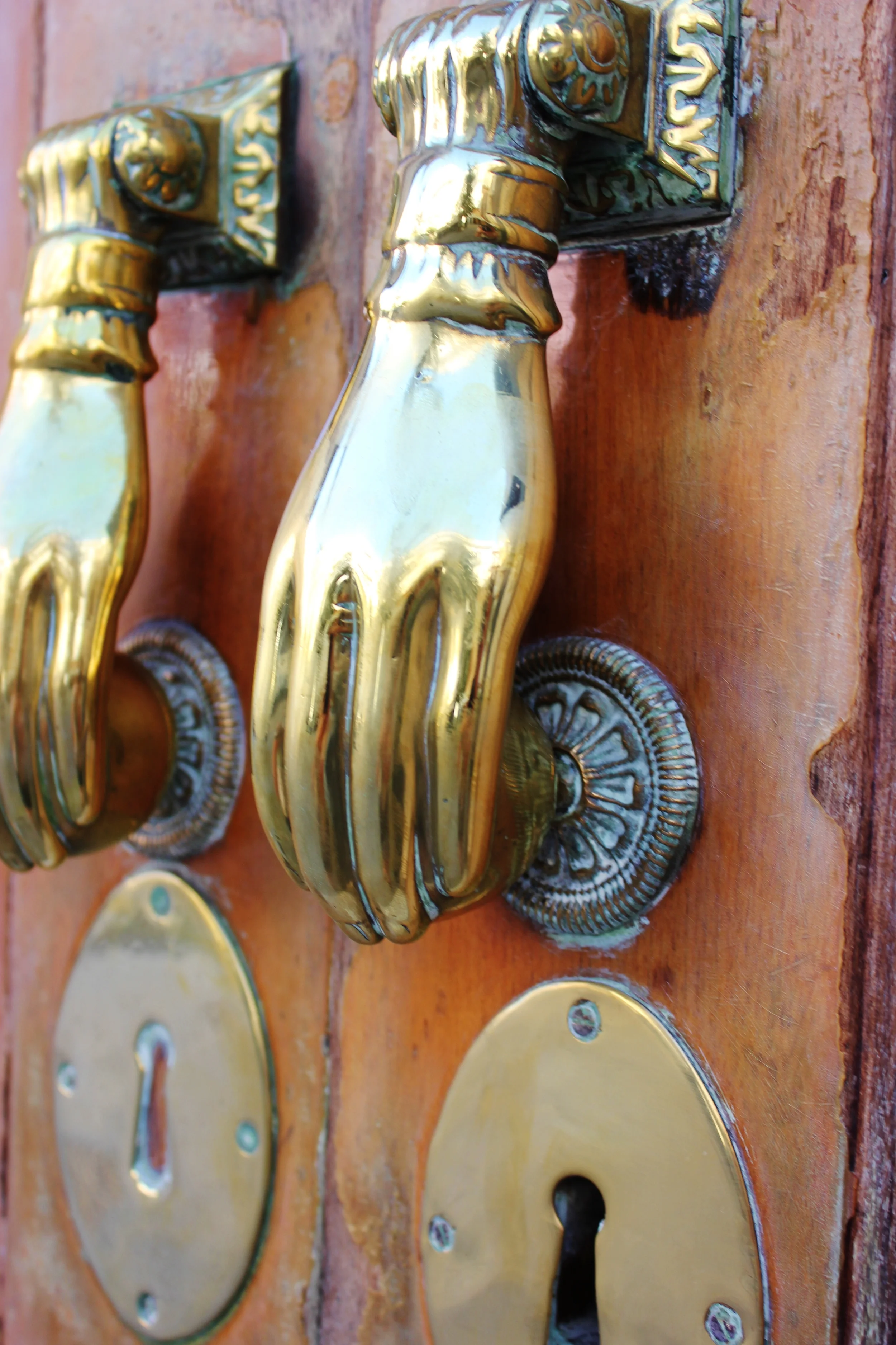  A common door knocker in Cadiz. 