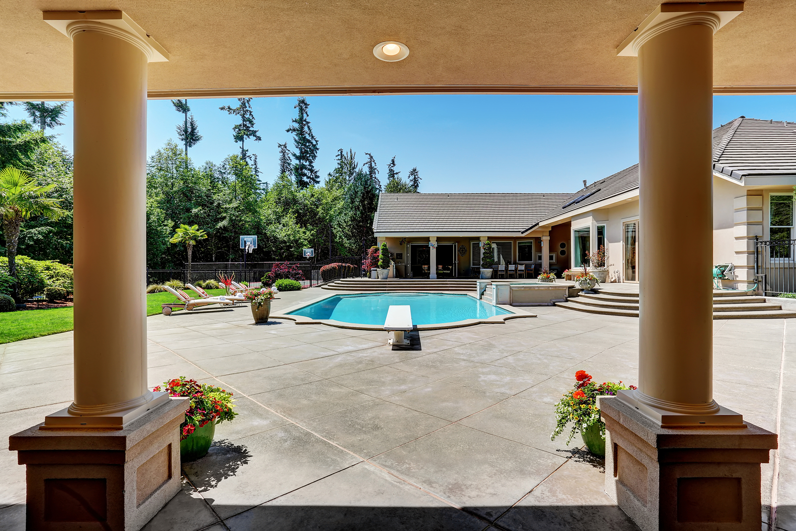 bigstock-Modern-Backyard-With-Swimming--148139303.jpg