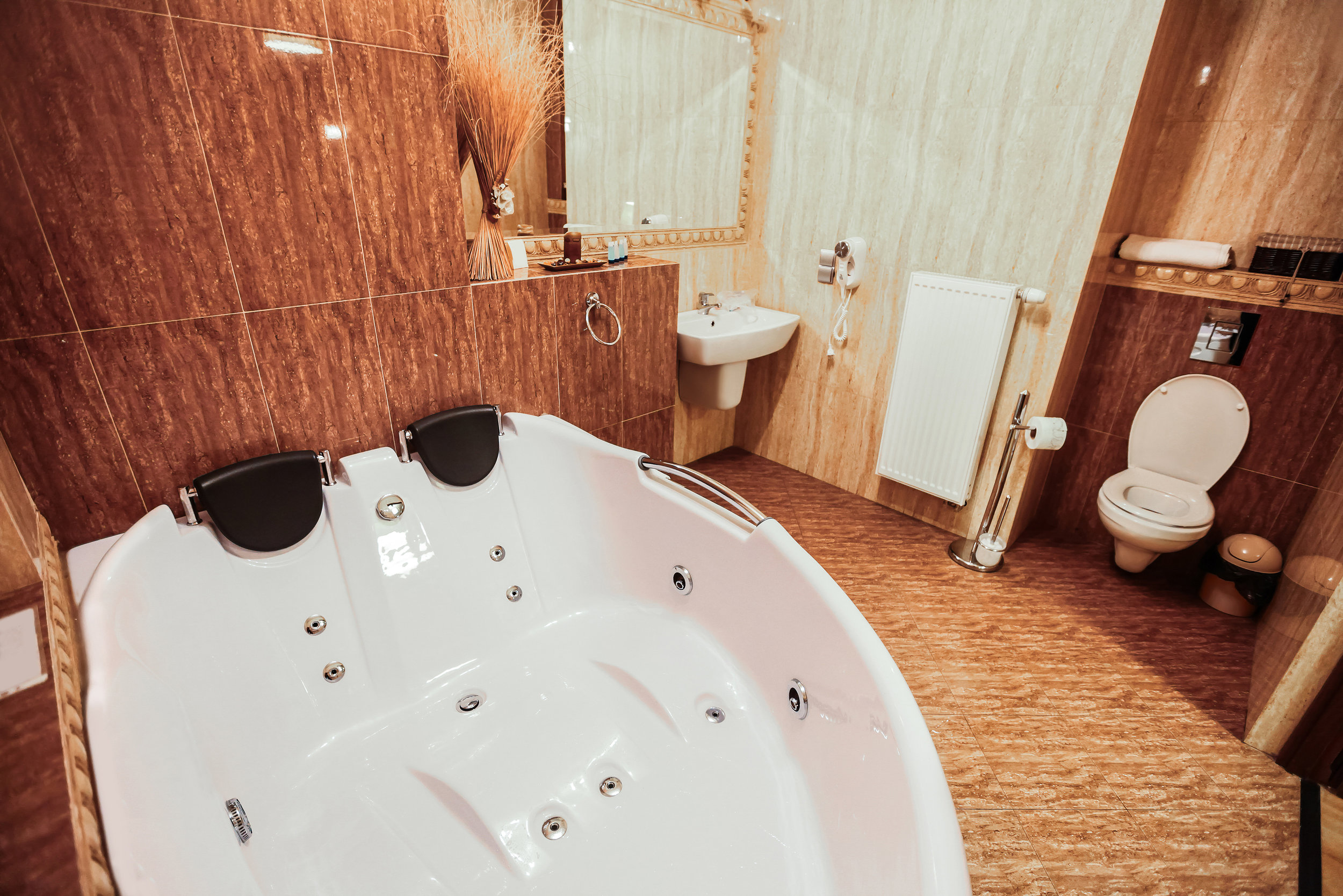 bigstock-Luxury-Bathroom-With-Gigantic--42169057.jpg