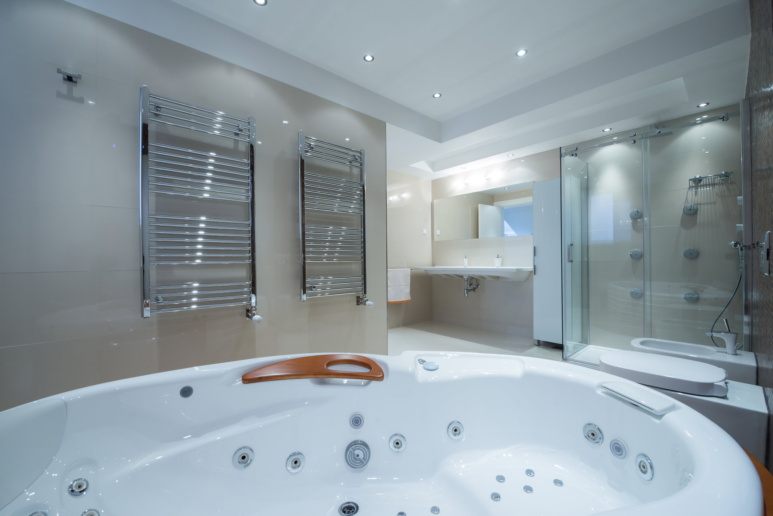 bigstock-Interior-Of-A-Luxury-Bathroom--108046685.jpg