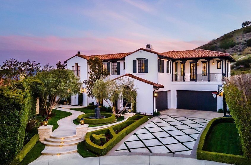Calabasas Home Tour by Tomer Fridman. Visit @JustHome.us to find a qualified contractor in your area who can help transform your home! Or if you just need a Décor update, visit the LINKS IN BIO.
.
.
.
.
#contractorsofinsta #contractor #contractors #