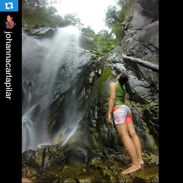 #Repost @johannacarlapilar with @repostapp.
・・・
Have you ever gone under a waterfall?  I couldn't resist hugging the water after a 1.5 hour hike up the mountain. Just standing there, covered in mist and barefoot on the river stones, felt like a sacre