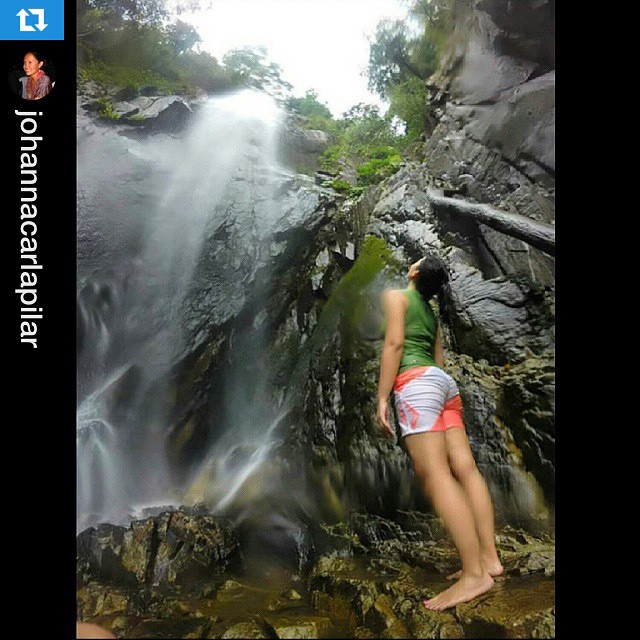 #Repost @johannacarlapilar with @repostapp. ・・・ Have you ever gone under a waterfall?  I couldn't resist hugging the water after a 1.5 hour hike up the mountain. Just standing there, covered in mist and barefoot on the river stones, felt like a sacre