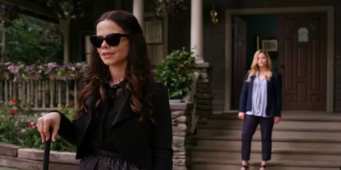 Jenna leaving Ali's house.