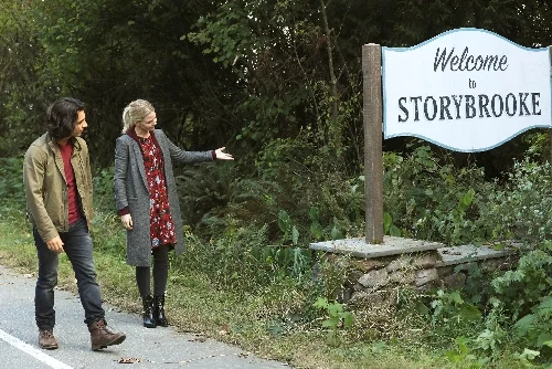 In Photo: Aladdin (Deniz Akdeniz) and Emma Swan (Jennifer Morrison)
