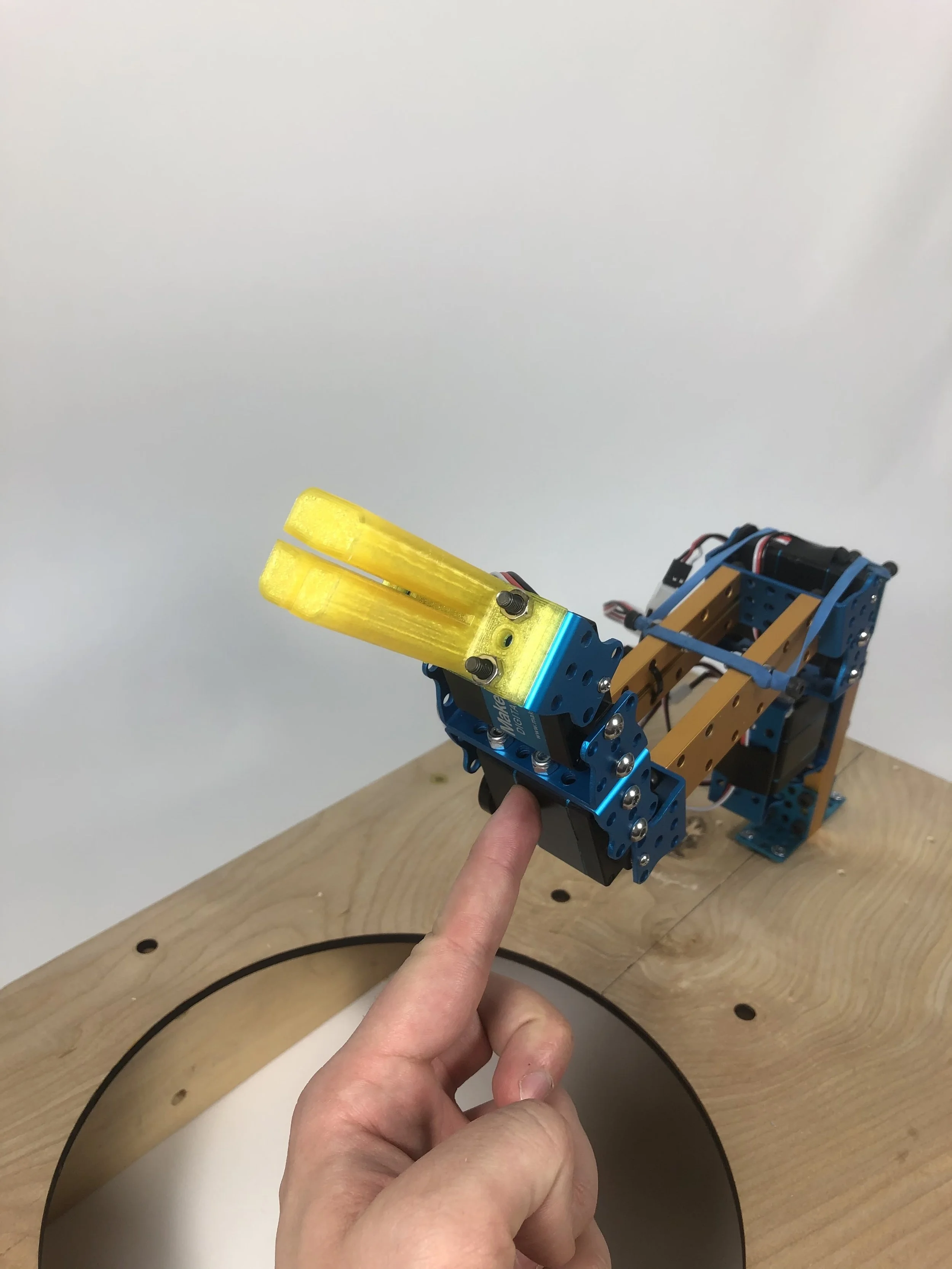 New custom parts are designed to specifically fit the makeblock parts, incorporating their step files into the design.