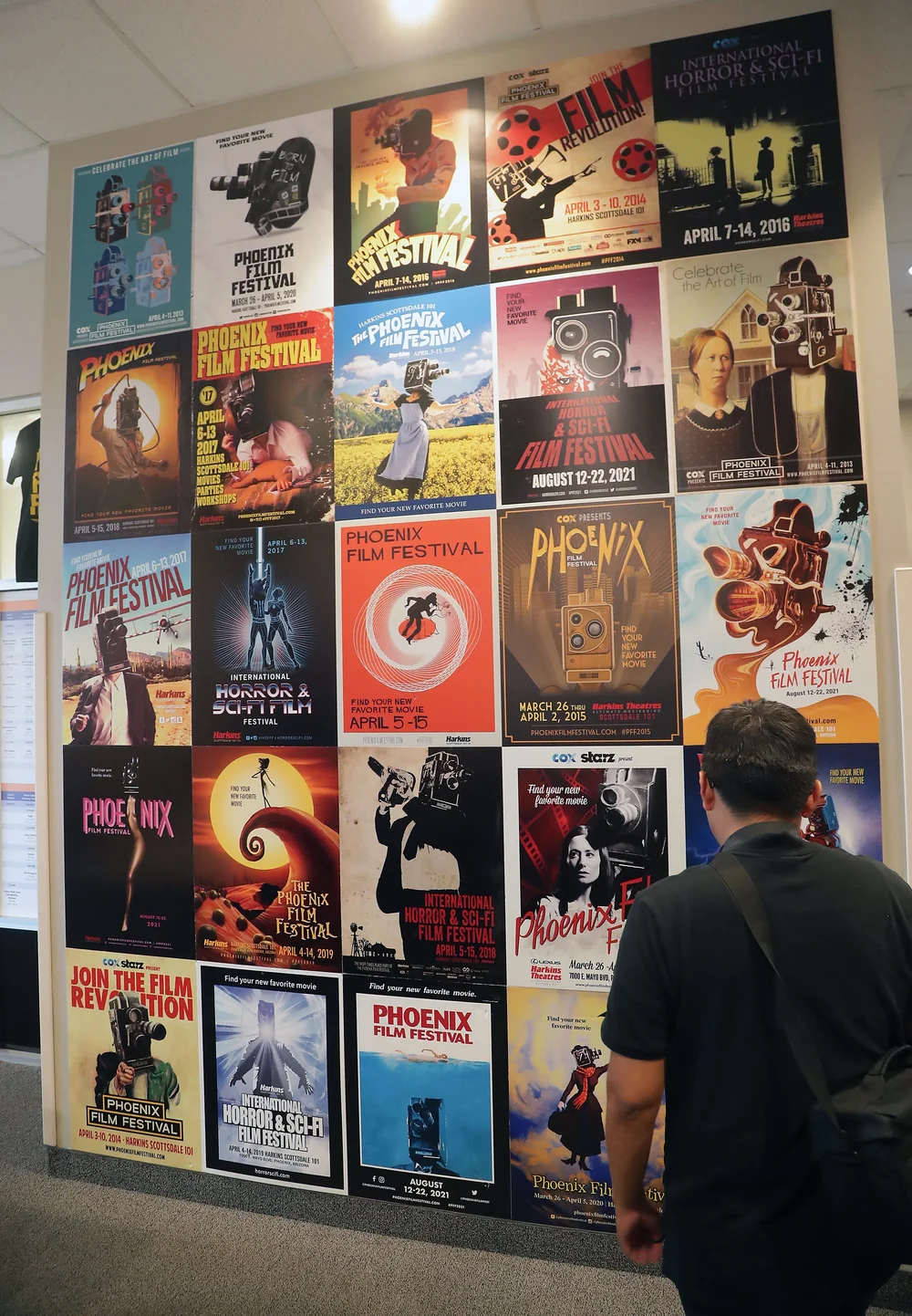 Pared de carteles del Festival de Cine de Phoenix en el Ticket Center