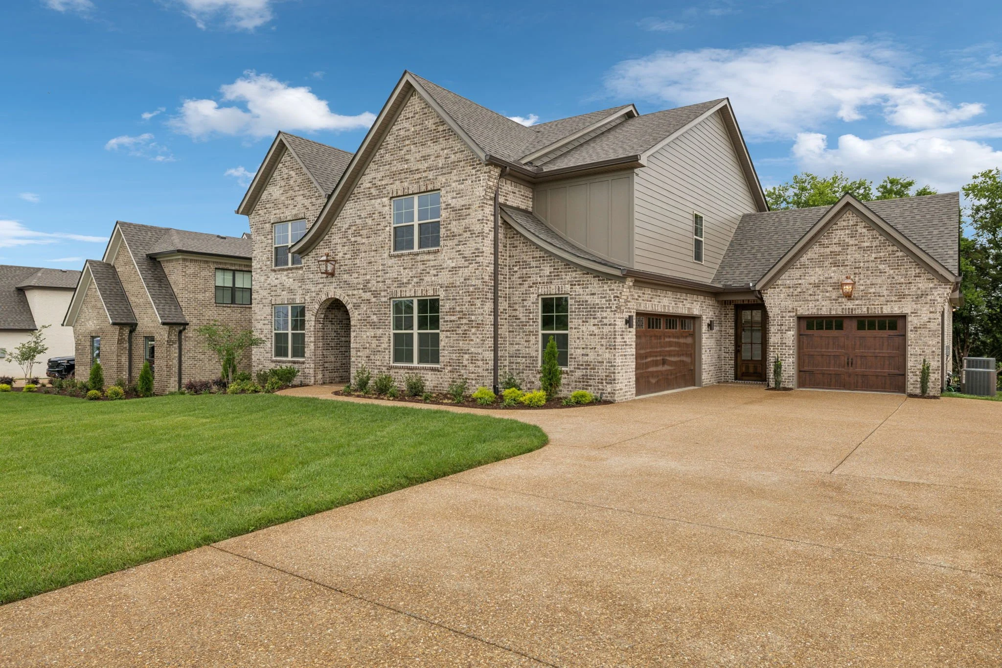 5-web-or-mls-217 Bellsford Rd - 005.jpg