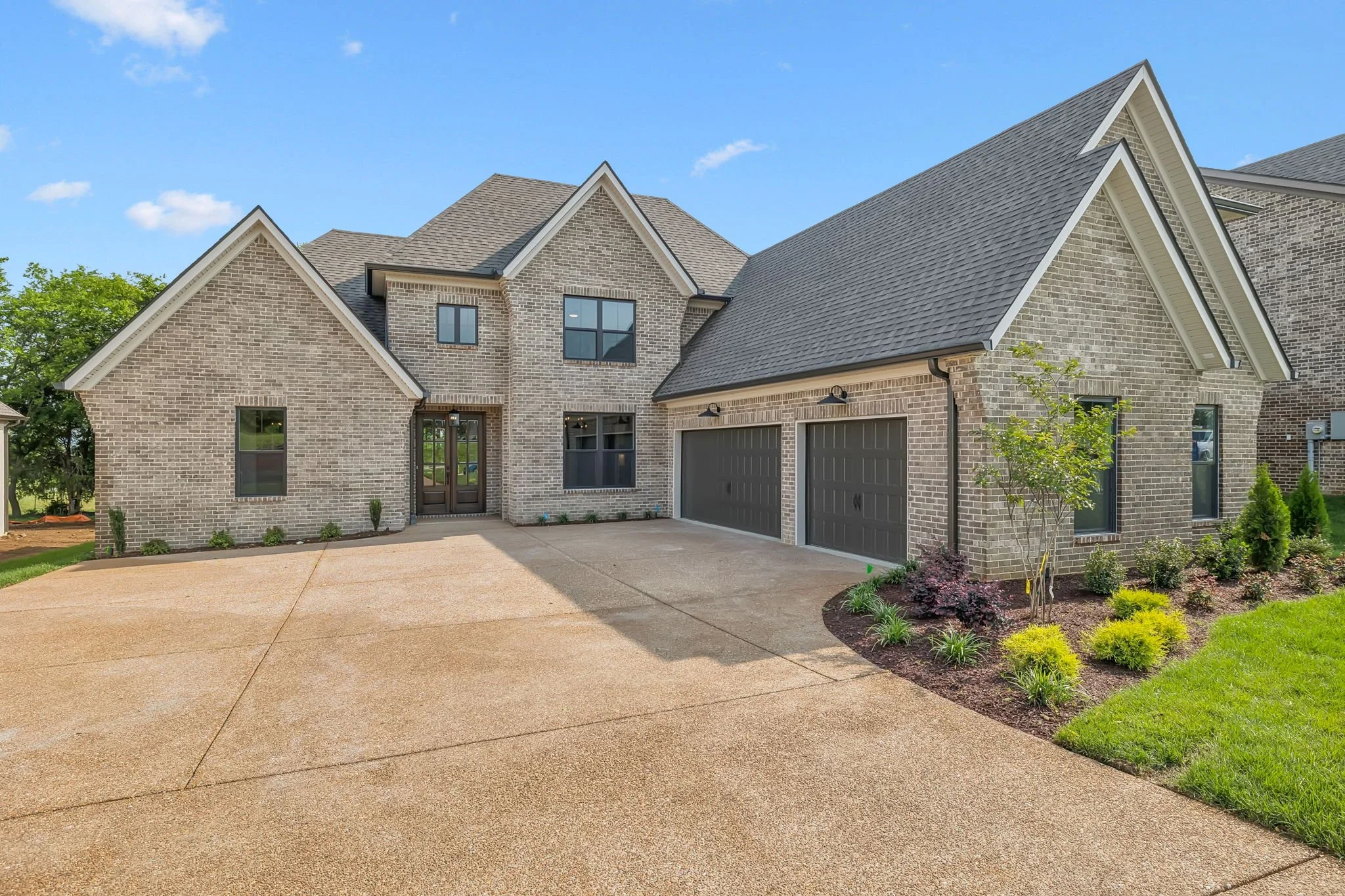 4-web-or-mls-213 Bellsford Rd - 004.jpg