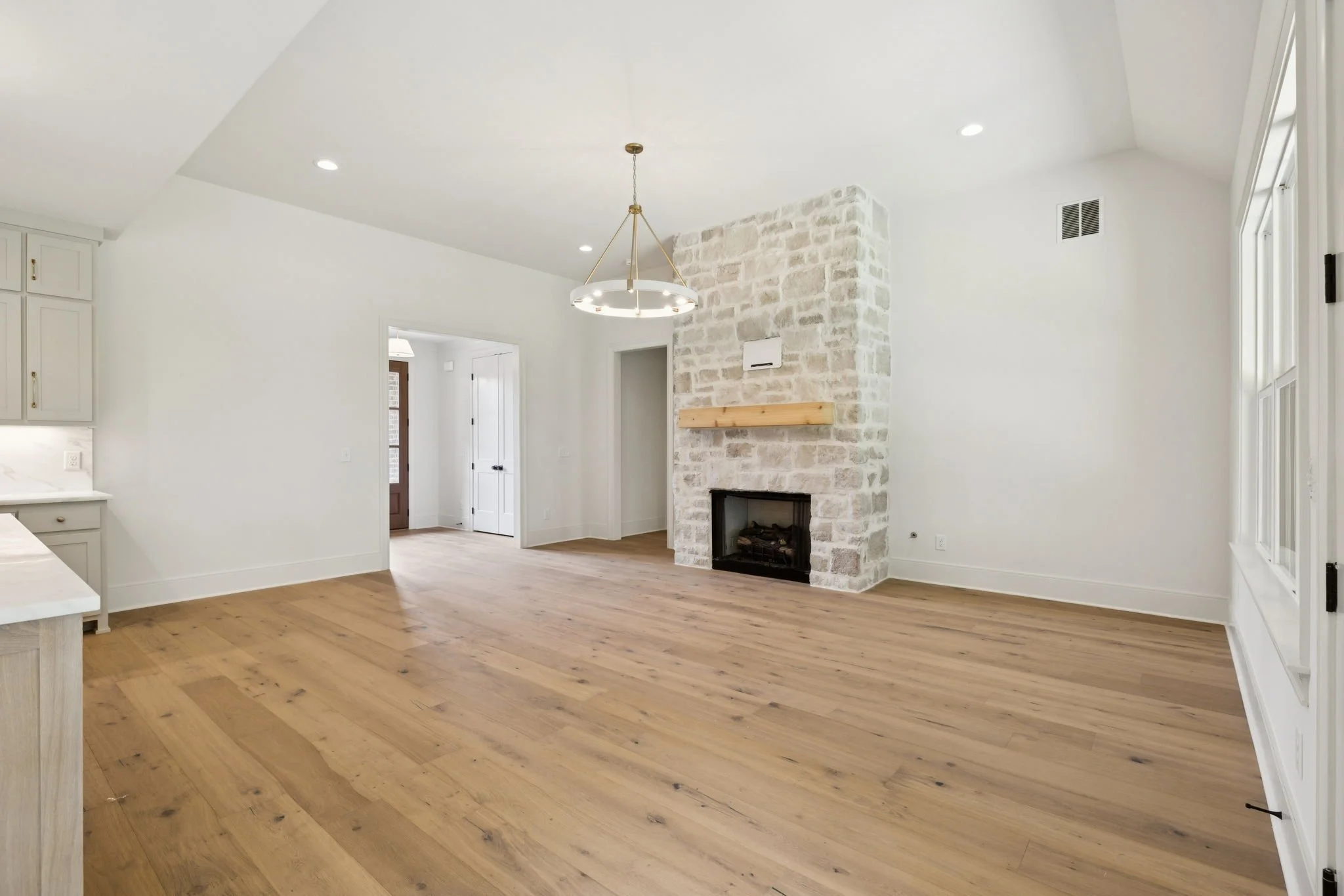 23-web-or-mls-213 Bellsford Rd - 028.jpg